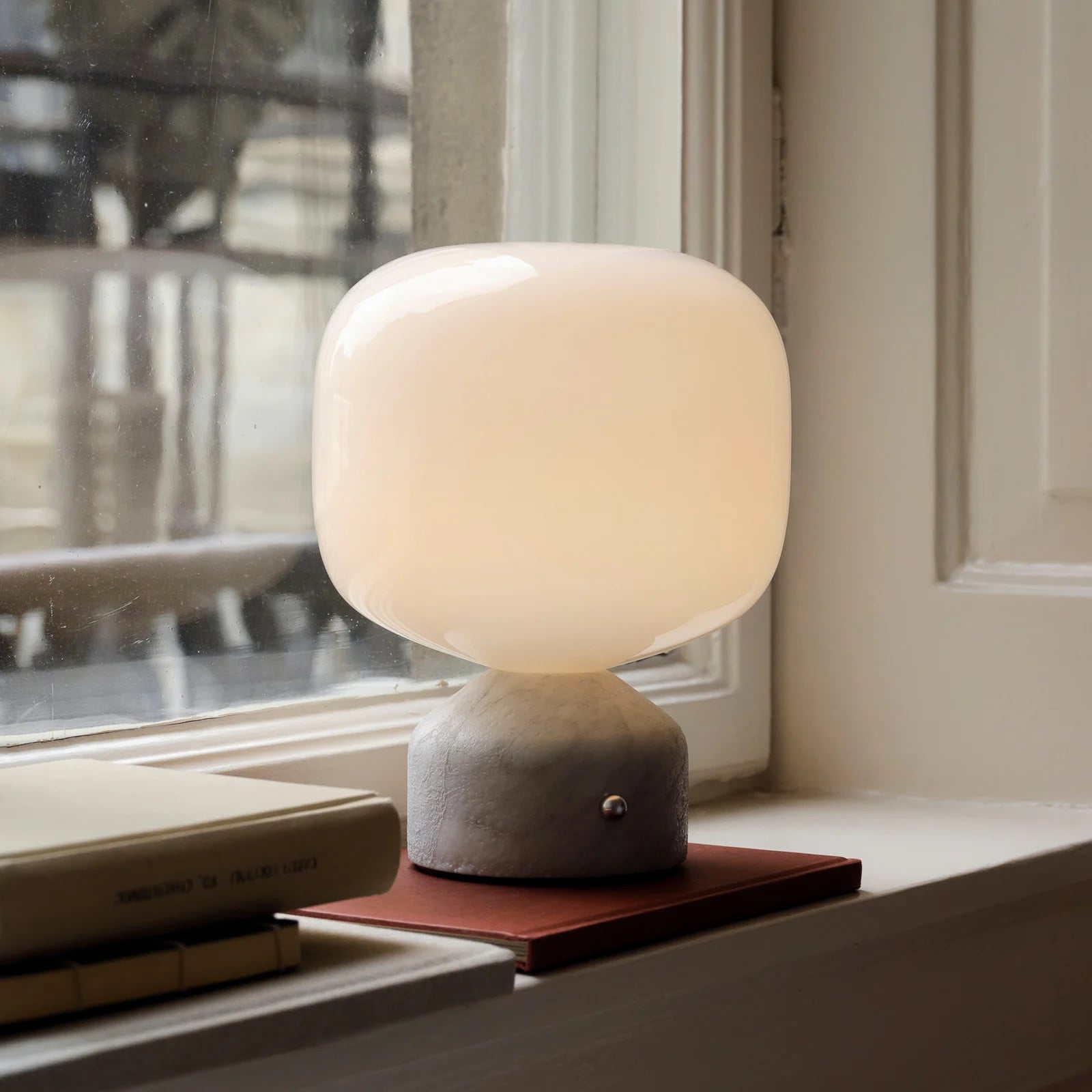 GEJST Meemo LED tafellamp met oplaadbare batterij, marmer wit en glas