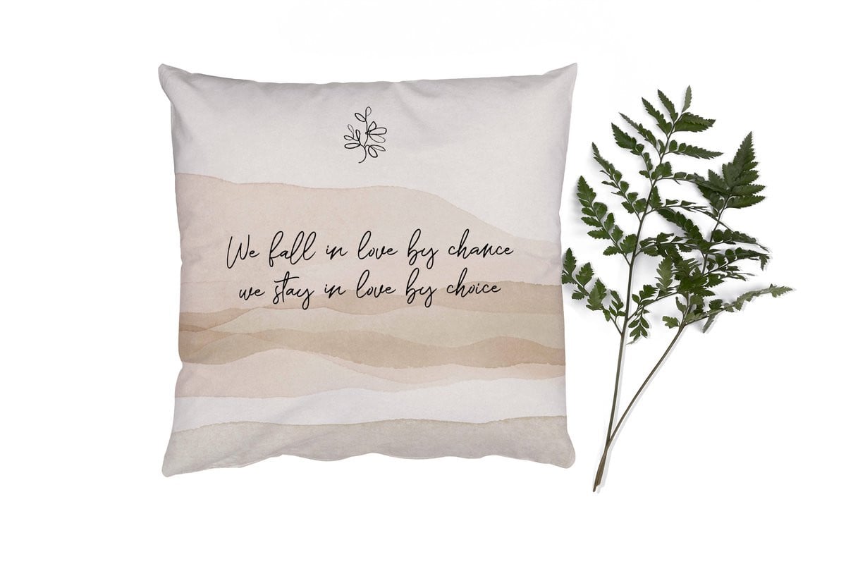 Sierkussen met quote We fall in love by chance, we stay in love by choice - 50 x 50 cm