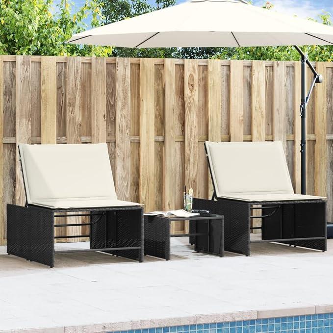 Modulare Sonnenliege für Balkon Terrasse Garten mit Tisch, 2er Set, 4-Fach verstellbare Rückenlehne, PE Rattan, Hartglas, Creme Kissen, wetterfestes Outdoor Relaxen