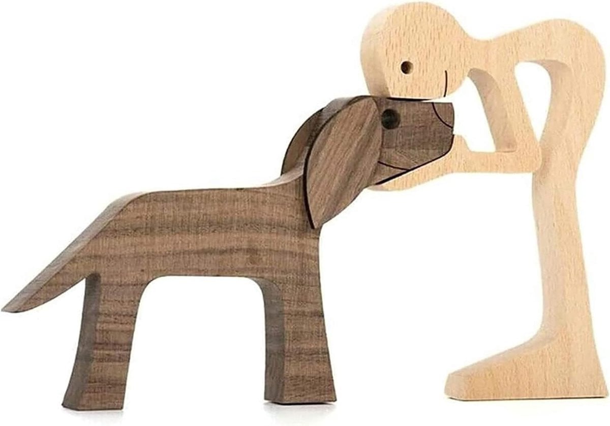 Handgemaakt houten beeldje van een hond voor interieurdecoratie