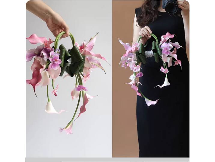 Super mignon et doux arc tenant des fleurs photographie célébration de mariage licence florale photo guirlande rose et violet.