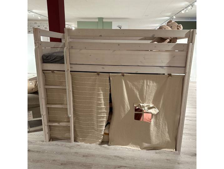 Mittelhohes Bett inkl. Spielvorhang