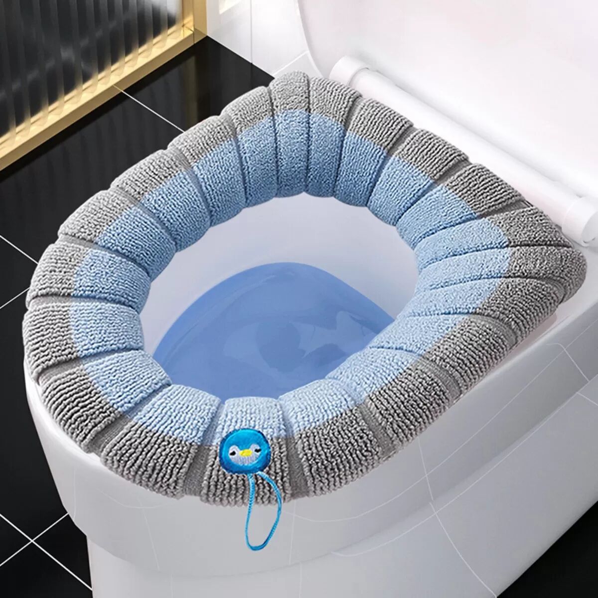 INF Gestrickter Plüsch-Toilettensitzbezug mit Griff – Dick, Waschbar, Elastische Vollumhüllung, Blau-Grau, 48cm x 38cm