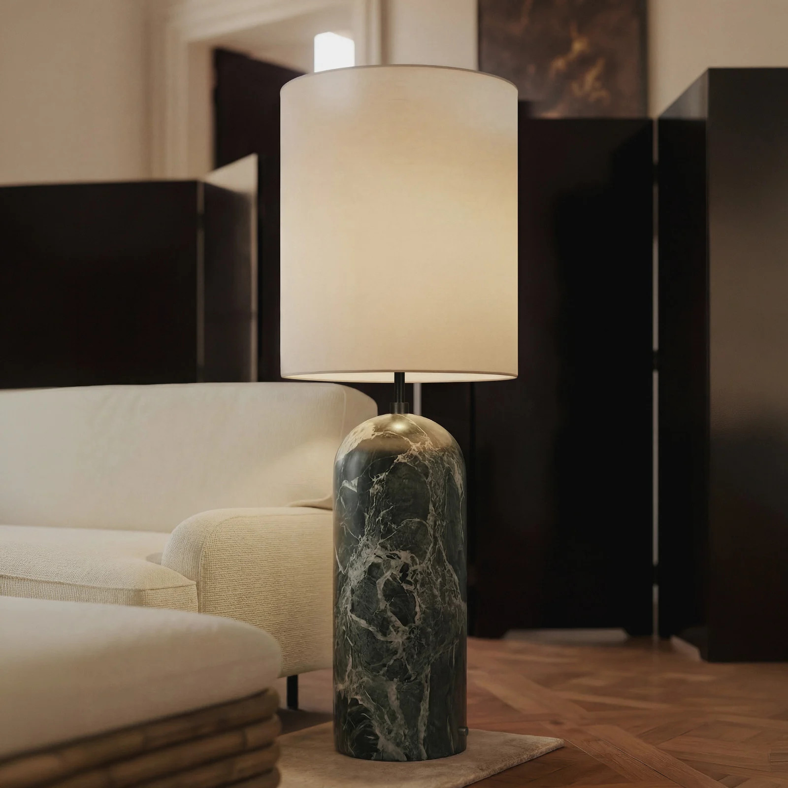 Gubi Gravity XL High vloerlamp met groen marmeren voet en witte textiel kap