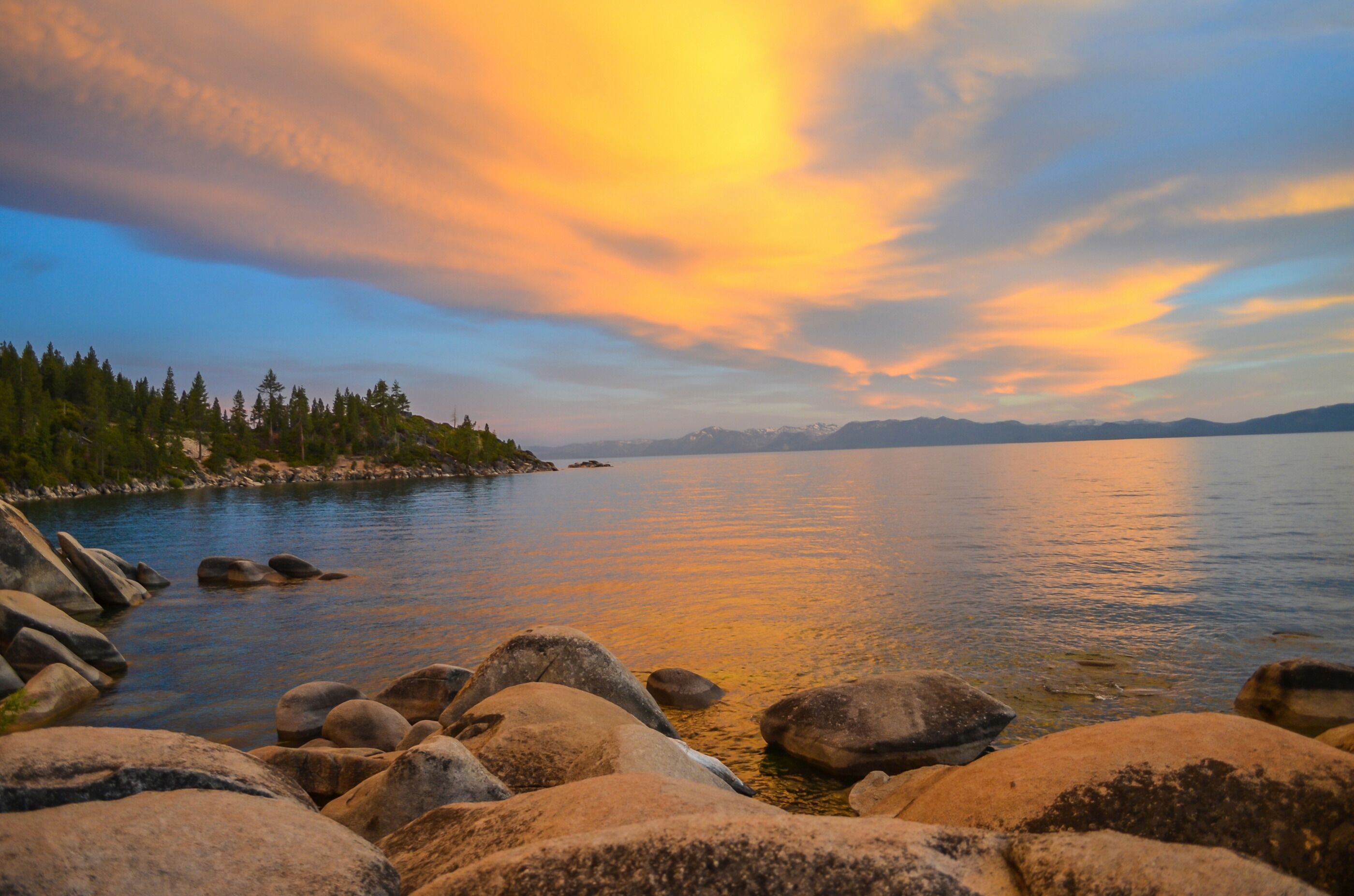 Fototapete PAPERMOON "LAKE TAHOE-STRAND KLIPPEN FELSEN WALD SEE SONNE GEBIRGE", bunt, B:1,5m L:1,11m, Vlies, Tapeten, Fototapete bunt B/L: 1,5m x 1,11m, Bahnen: 7 Stk.