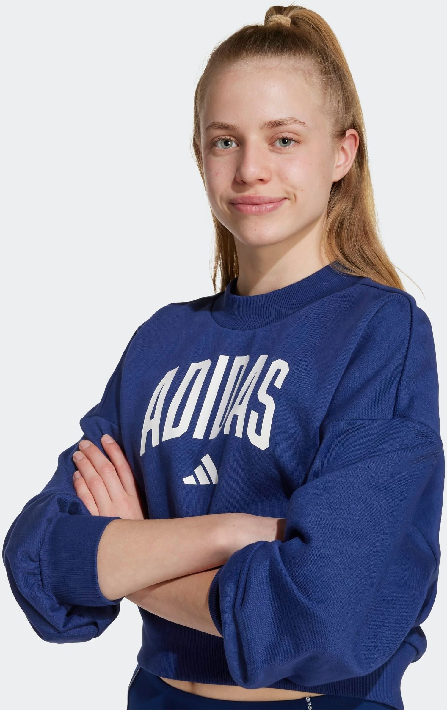 Sweatshirt ADIDAS SPORTSWEAR "SEASONALS ESSENTIALS COLLEGIATE TYPOGRAPHY CREWNECK KIDS", Mädchen, Gr. 170, blau (dunkelblau, weiß), Obermaterial: 70% Baumwolle, 30% Polyester, Rundhals, angesetztes Bündchen, Sweatshirts Sweatshirt, sportlicher Stil, ohne 