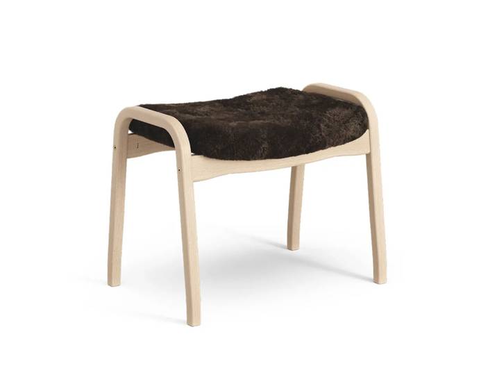 Swedese Lamino Fußhocker Schaffell espresso, Buche naturlackiert