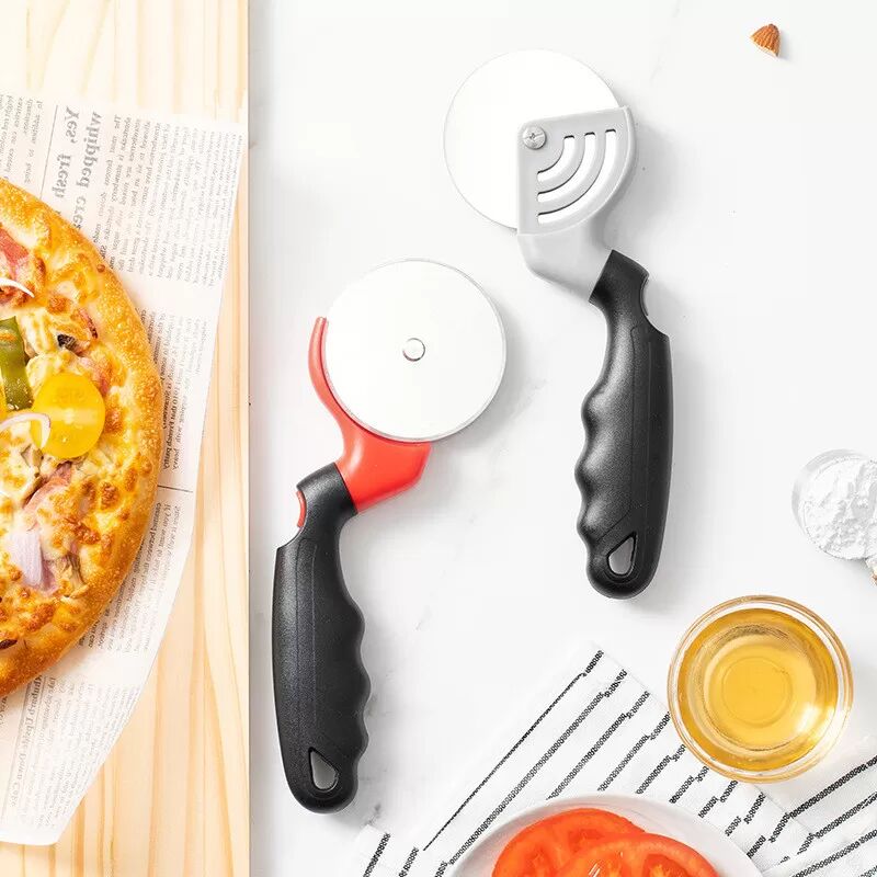 INF Pizzaschneider aus Edelstahl mit ergonomischem Griff