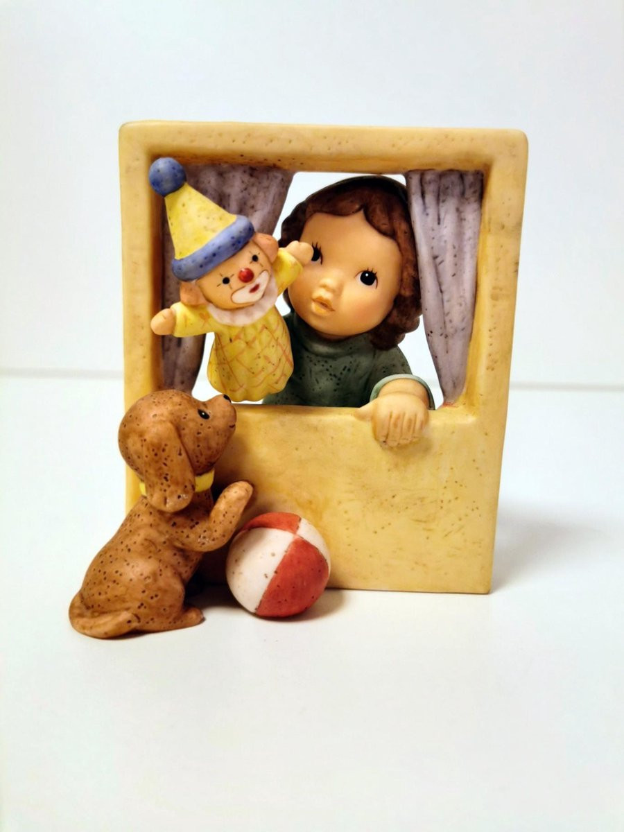 Goebel Beeld N+M Jongen speelt poppenkast, Hoogte: 11 cm