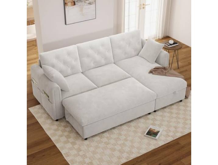 Modernes Samtsofa mit Chaise longue und Fußhocker, beide mit Stauraum. Chaise longue links/rechts wechselbar. Armlehnen mit Magazintaschen, Rückenlehne mit Knopfheftung. Beige. 219 × 131 × 86 cm