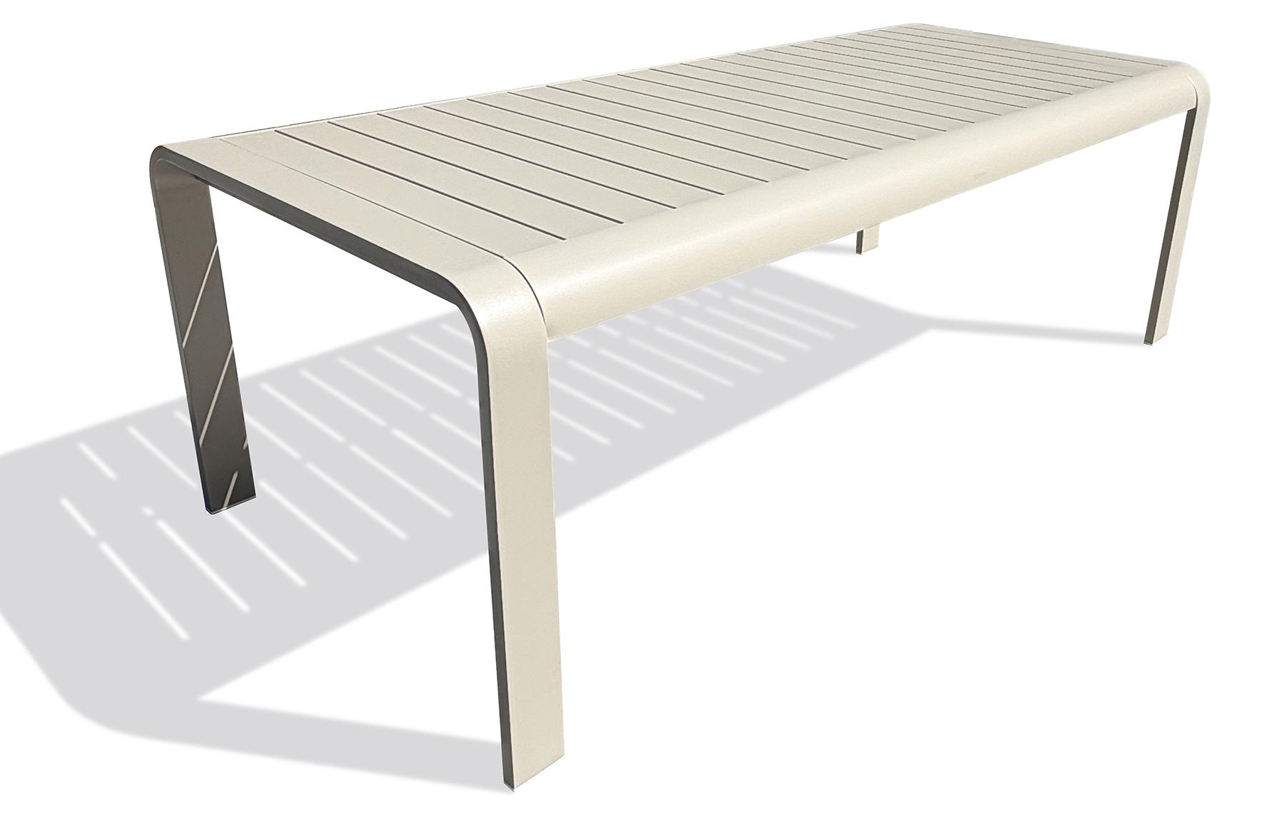 Gartentisch aus beigefarbenem Aluminium