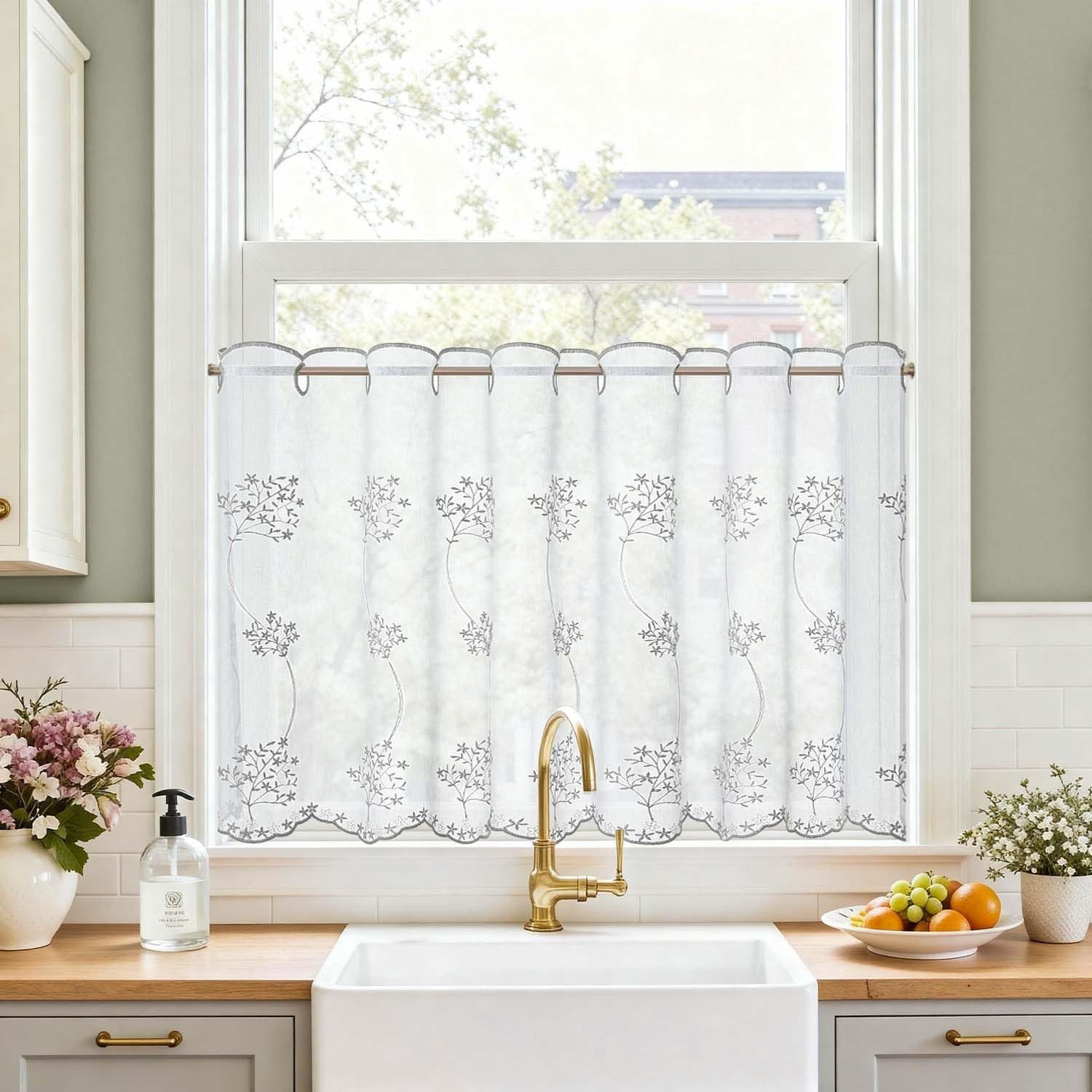 Translucent bistro gordijn voor de keuken in moderne en landelijke stijl