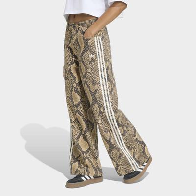 Sporthose ADIDAS ORIGINALS "LOCKER GESCHNITTEN, SCHLANGENPRINT", Damen, Gr. 31, Länge 32, braun (linen, magic beige,), Obermaterial: 50% Baumwolle, 50% Lyocell, Hosen Sporthose, DENIM-HOSE für den lässigen Look