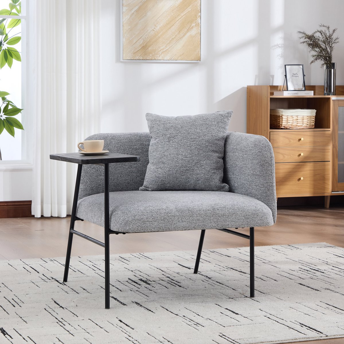 Moderne Scandinavische loungefauteuil met opbergruimte en bijzettafel