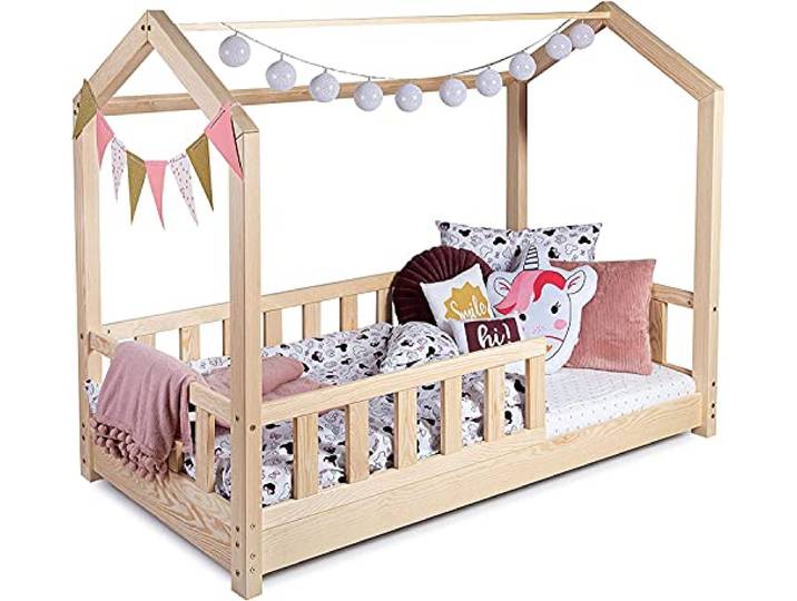 Kinderbett Bett Hausbett 60x120 mit Rausfallschutz Latternost Bettgestell aus Kiefer Holz für Haus Kinder Jungen & Mädchen - Holzbett Baby Kinderzimmer Junge Deko (Rausfallschutz: MIT)