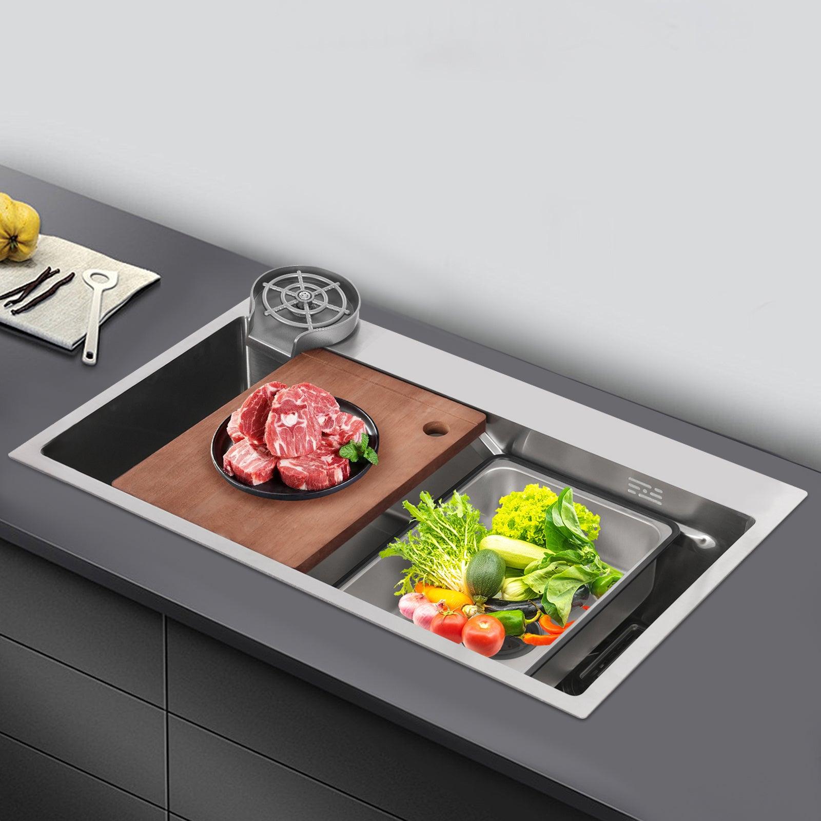 Große Edelstahl-Spüle für die Küche mit ausziehbarer Armatur und integriertem Spülstation