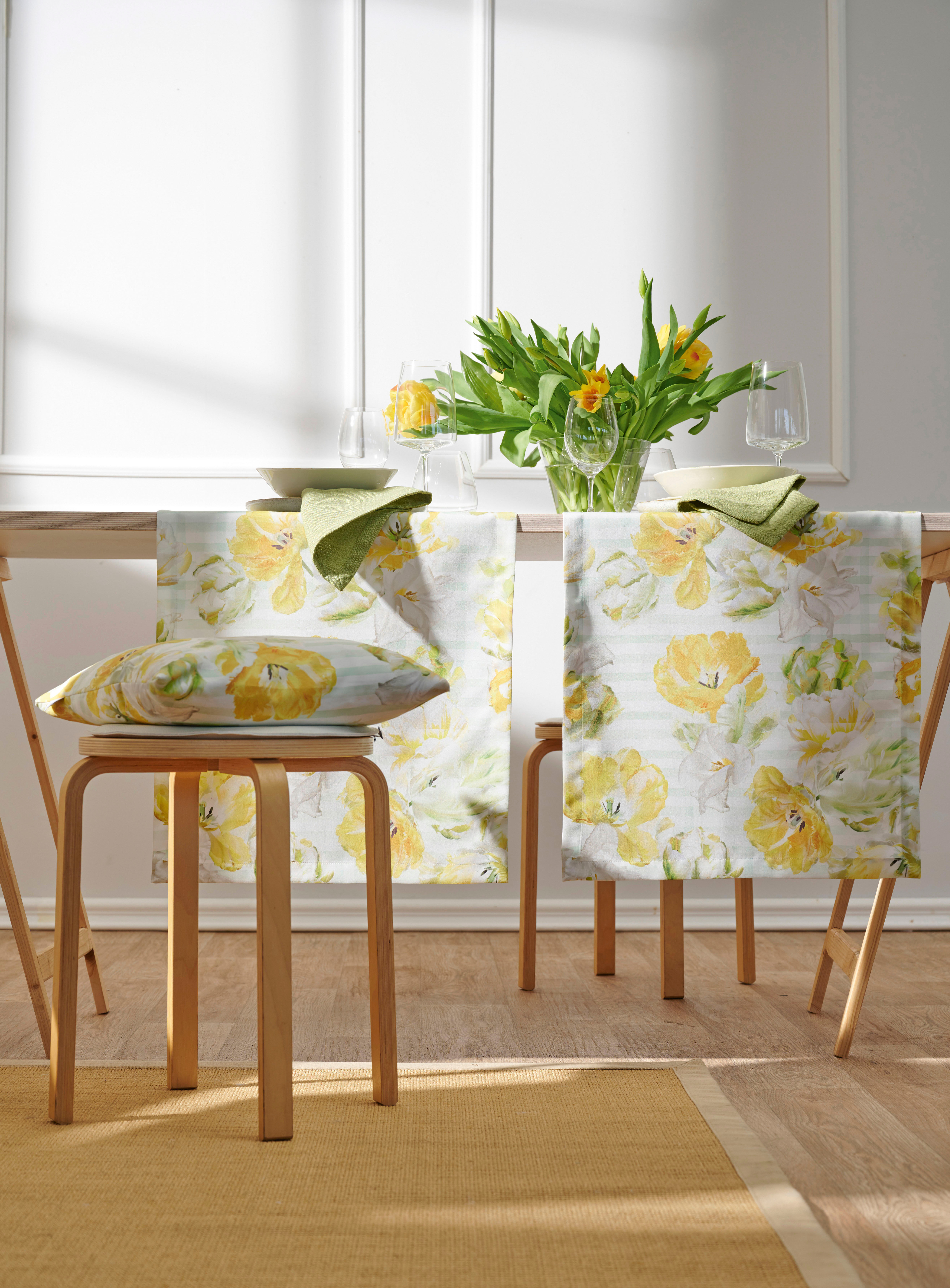 Dekokissen APELT "6405" Gr. 2, beige (natur, gelb, geblümt), B:49cm L:49cm, Baumwolle, Polyester, Dekokissen_Sitzkissen_Kissenhüllen, Dekokissen, mit Ranunkeln, Kissenhülle ohne Füllung, 1 Stück natur, gelb, geblümt B/L: 49cm x 49cm, 1 Stk.
