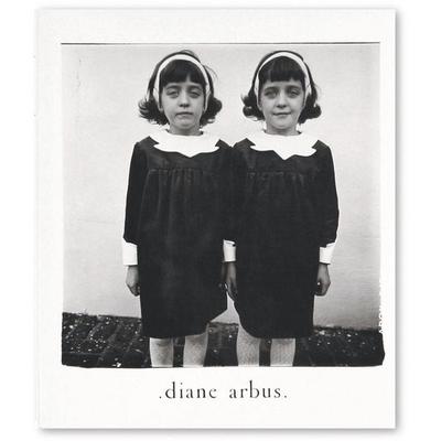 Diane Arbus: An Aperture Monograph, Gebundene Ausgabe von Diane Arbus, Thames & Hudson, 978-1-59711-174-4