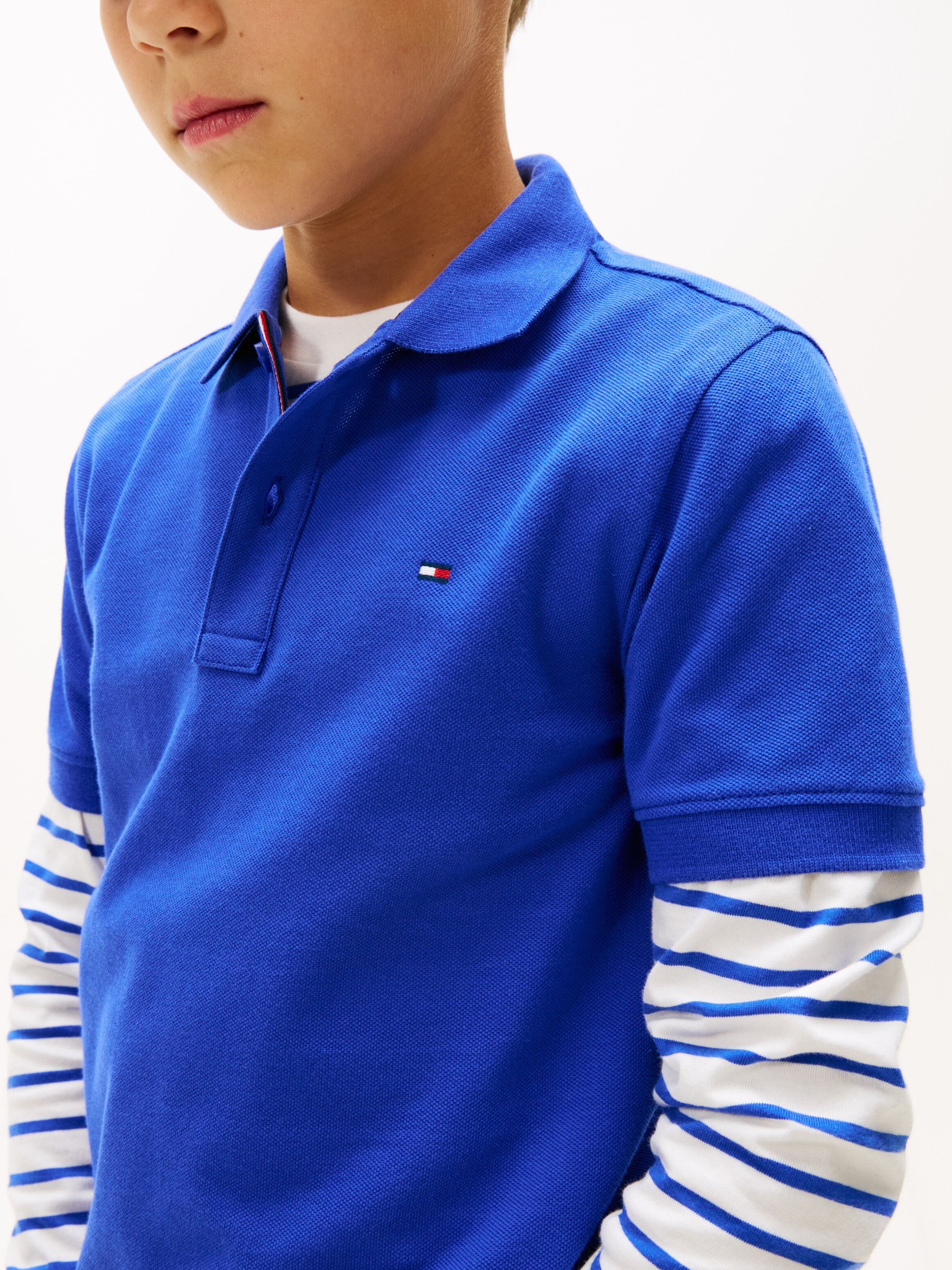 Poloshirt TOMMY HILFIGER "FLAG POLO SS", Jungen, Gr. 92, majesty blau, Single Jersey, Obermaterial: 100% Baumwolle, regular fit, eingesetzt Rippbündchen, Shirts Poloshirt, mit Logostickerei majesty blau 92