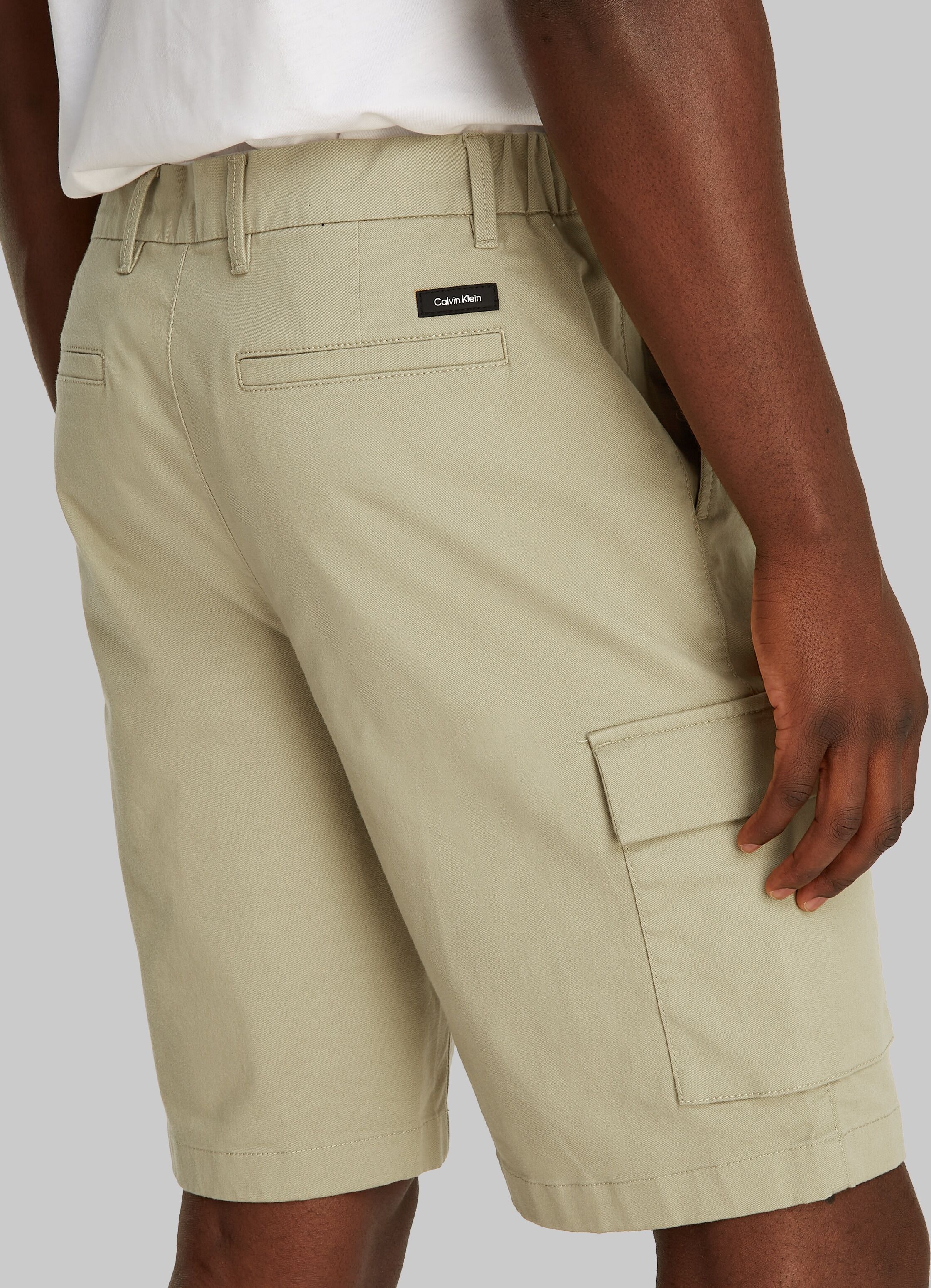 Cargoshorts CALVIN KLEIN JEANS "MODERN TWILL CARGO SHORT", Herren, Gr. 34, N-Gr, grün (tree house), Twill, Obermaterial: 98% Baumwolle, 2% Elasthan, unifarben, normal kniefrei, Hosen Cargoshorts, mit Logo-Patch tree house 34, N-Gr