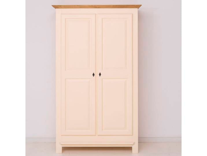 Massiver Kleiderschrank im Landhausstil