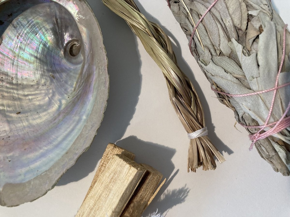 Nio Organics Smudge Set met Salie, Sweetgrass, Palo Santo en Abalone Schelp in Geschenkverpakking