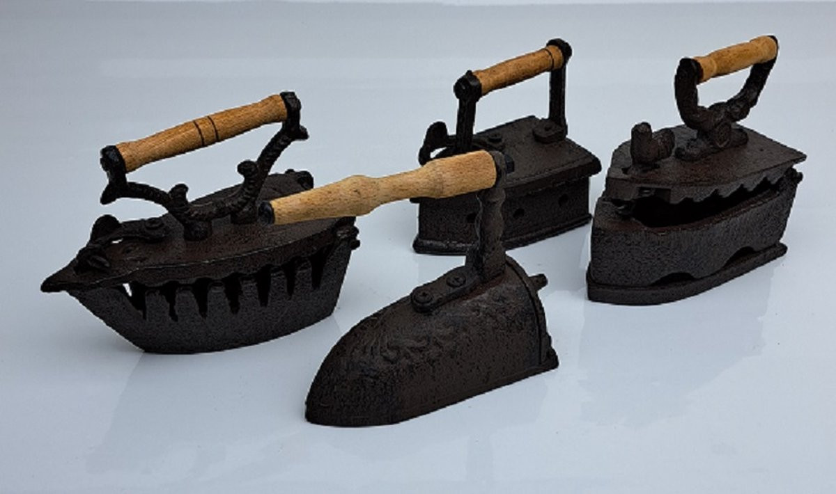 Set van 4 gietijzeren miniaturen kolenstrijkijzers SL1BR2950