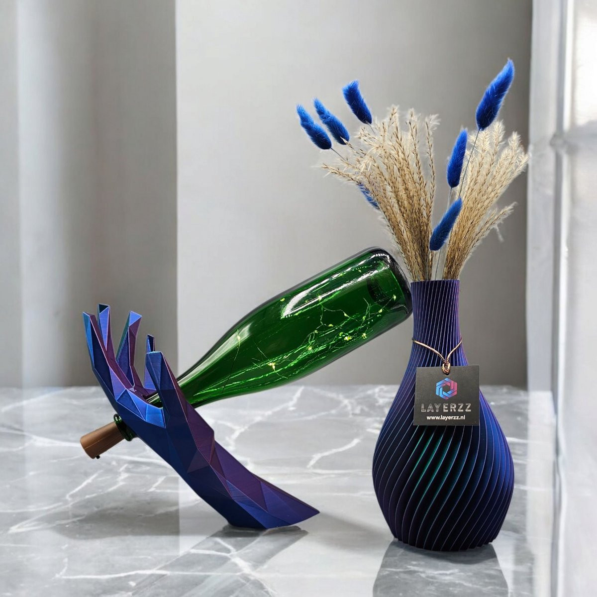 Layerzz Wijnfleshouder met geometrische arm - Meerkleurig (Groen, Blauw, Paars) - 3D-geprint decoratief standaard