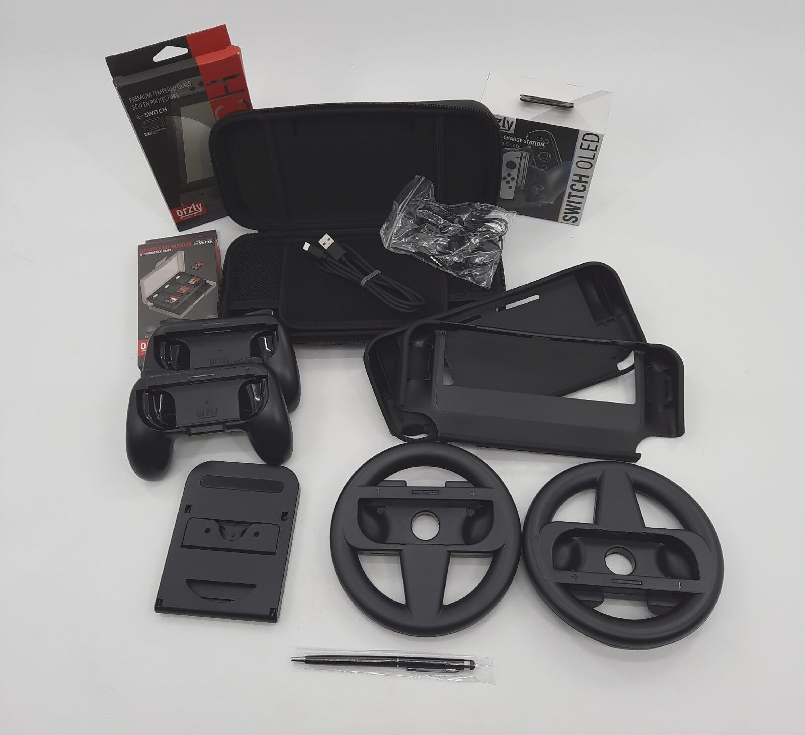 Orzly Nintendo Switch accessoireset Geek Pack JetBlack met draagtas, schermbeschermfolie, Joy-Con grips, stuurwiel, Joy-Con Pro-controller en oplaadstation
