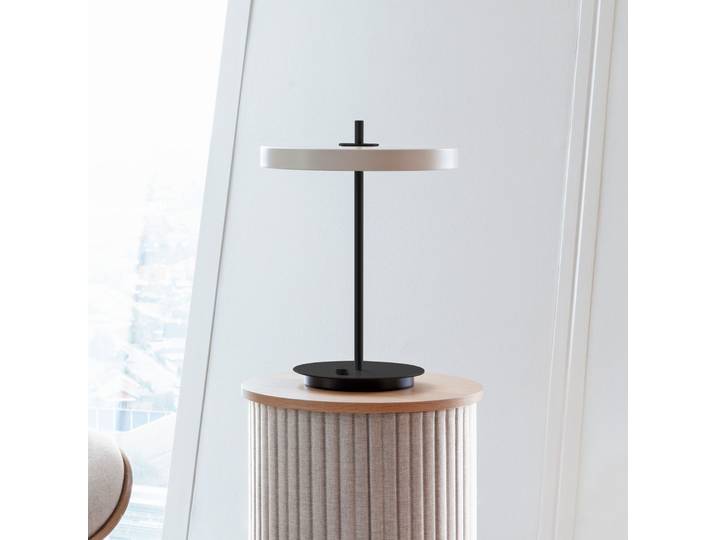 Asteria Lampe de Table Pearl White/Black - UMAGE Asteria Table - Salon / séjour - Design - Aluminium - Avec abat-jour