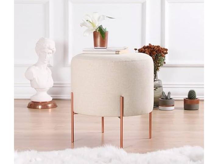 Bohème-Pouf, cremefarben, 42 cm hoch x 40 cm tief 50 % Baumwolle/50 % Leinen, 5 cm orthopädischer Schaumstoffkern, kupferbeschichtete Eisenbeine Stilvoll und funktional für Hotel und Zuhause