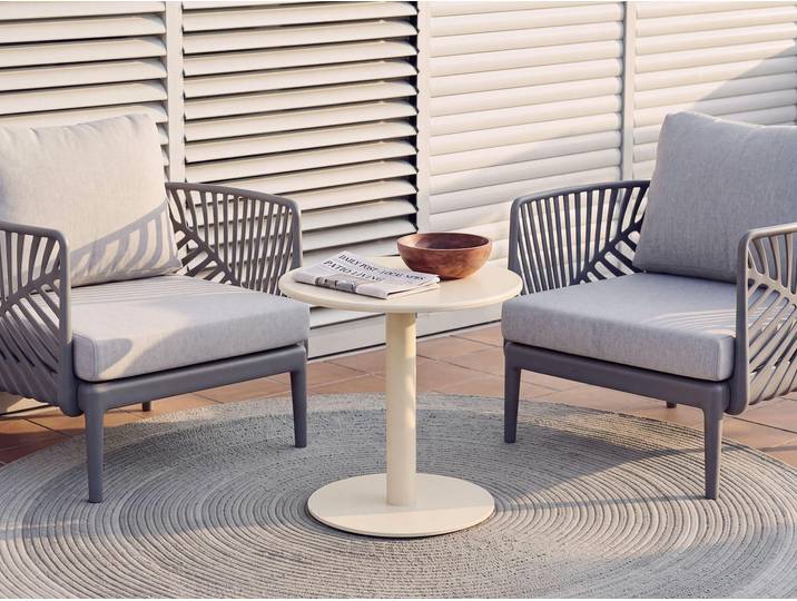 BELIANI Beistelltisch Beige Metall Rund ⌀ 50 cm Wetterfest mit Standfuß Modernes Design Salontisch Loungetisch für Outdoor Garten Balkon Terrasse