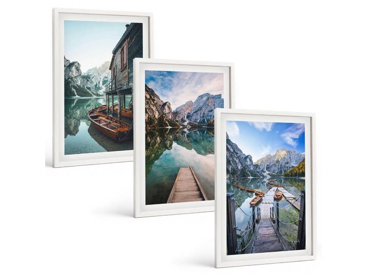 Tulup Bilder SET 3er Set - 40x60 cm Weißer Rahmen - See Berge Holzboote, Kunststoff, Rechteckig, 40x60 cm, Fotografie, Bilder & Rahmen, Bilder