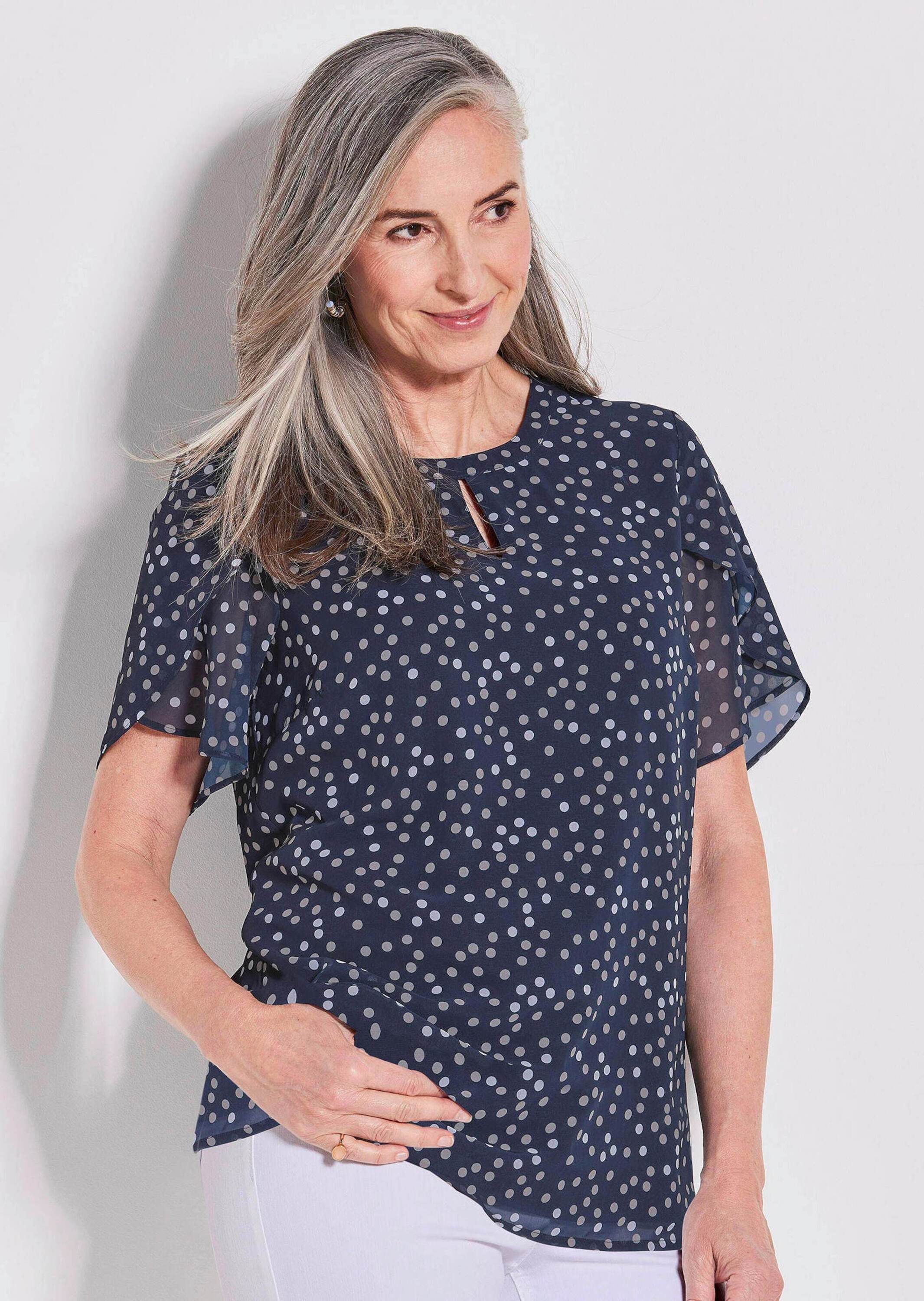 Kurzarmbluse GOLDNER "Kurzgröße Chiffonbluse Damen mit Tupfen-Alloverprint und Rundhalsausschnitt", Damen, Gr. 24, blau (marine, gemustert), Obermaterial: 100% Polyester PES., gerade, Gerade, Blusen Kurzarmbluse, Tupfen-Druck