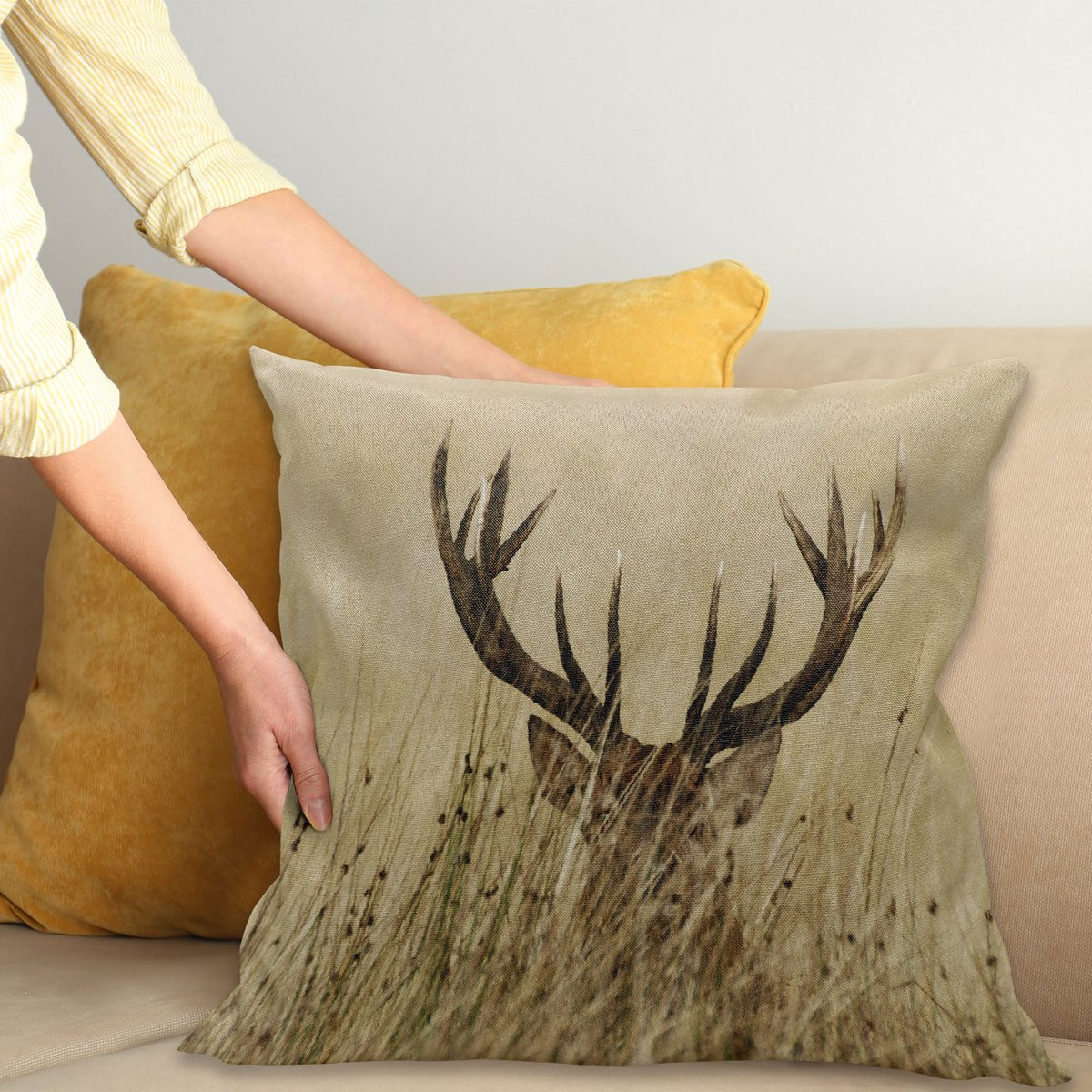 ABAKUHAUS Antler Sierkussenhoes Whitetail Hert Fawn in Wilderness Stag, Zand Bruin, 60 x 60 cm