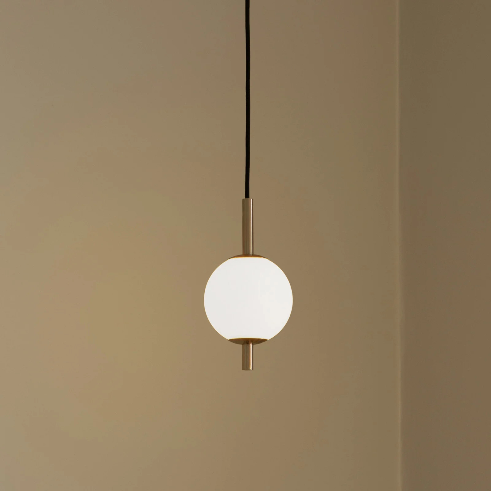 Umage Audrey LED hanglamp messingkleurig sphere