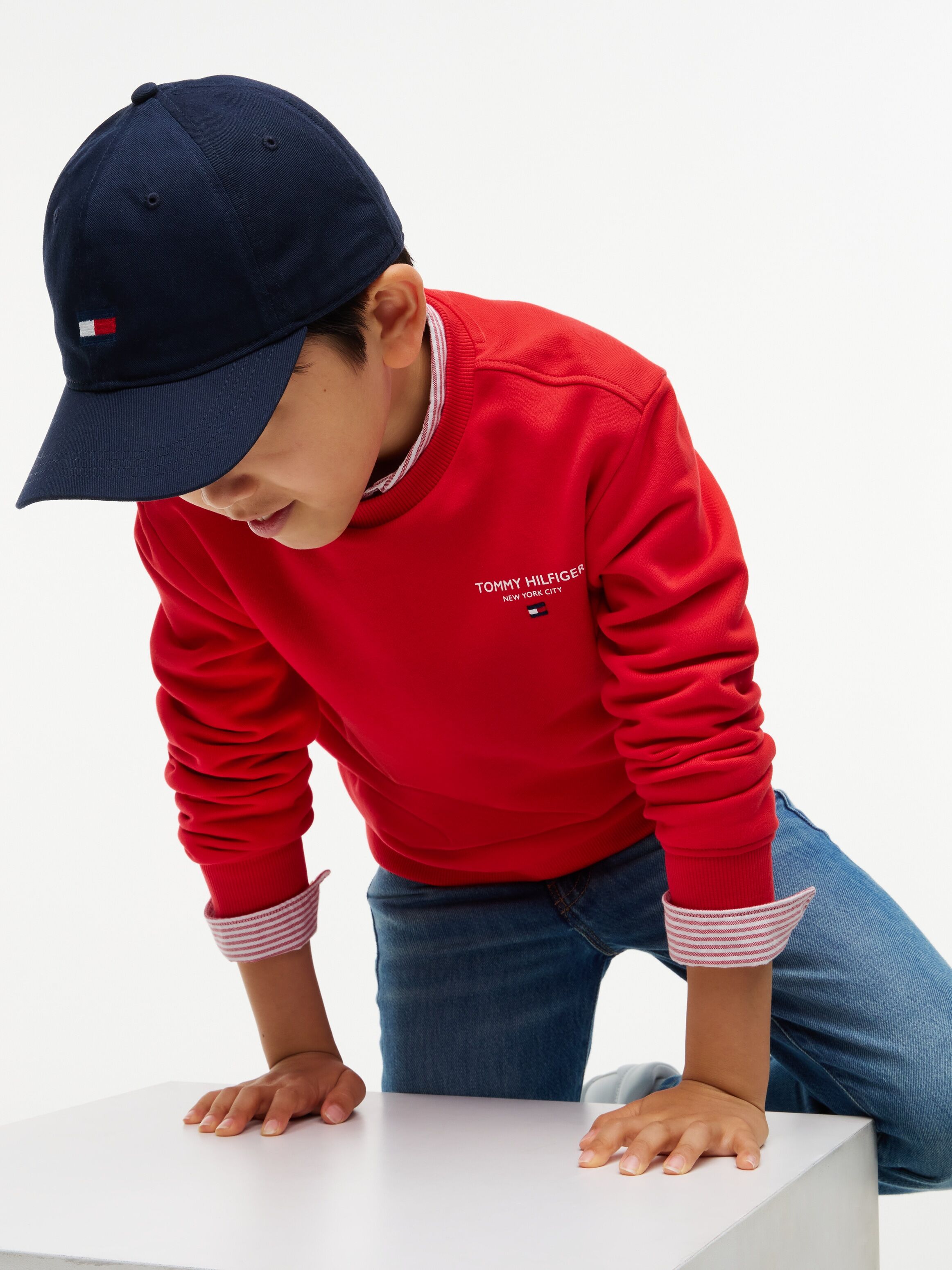 Sweatshirt TOMMY HILFIGER "ESSENTIAL LOGO SWEATSHIRT", Jungen, Gr. 5 (110), rot (rot glare), Sweatware, Obermaterial: 100% Baumwolle, unifarben, regular fit normal, Rundhals, Bündchen, Sweatshirts Sweatshirt, Rundhalsausschnitt, Regular Fit, Logoschriftzu