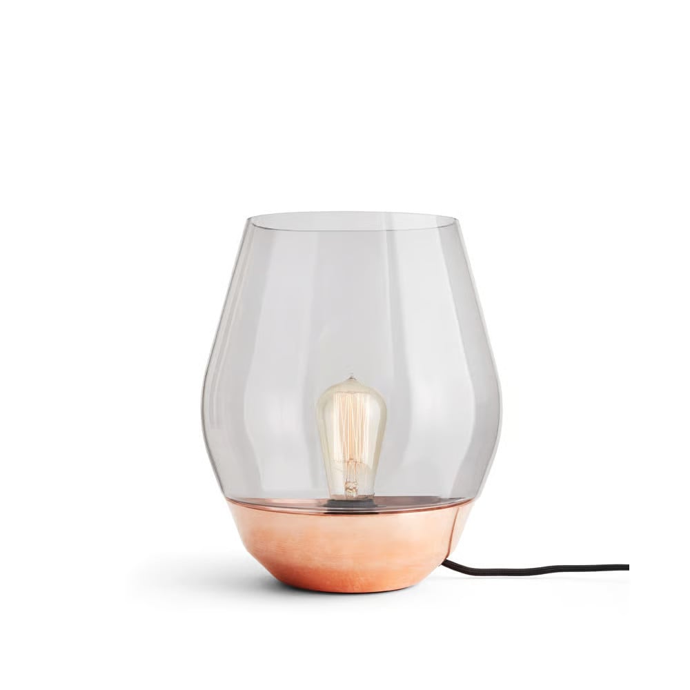 New Works Bowl tafellamp met licht rookkleurig glas en raw copper afwerking