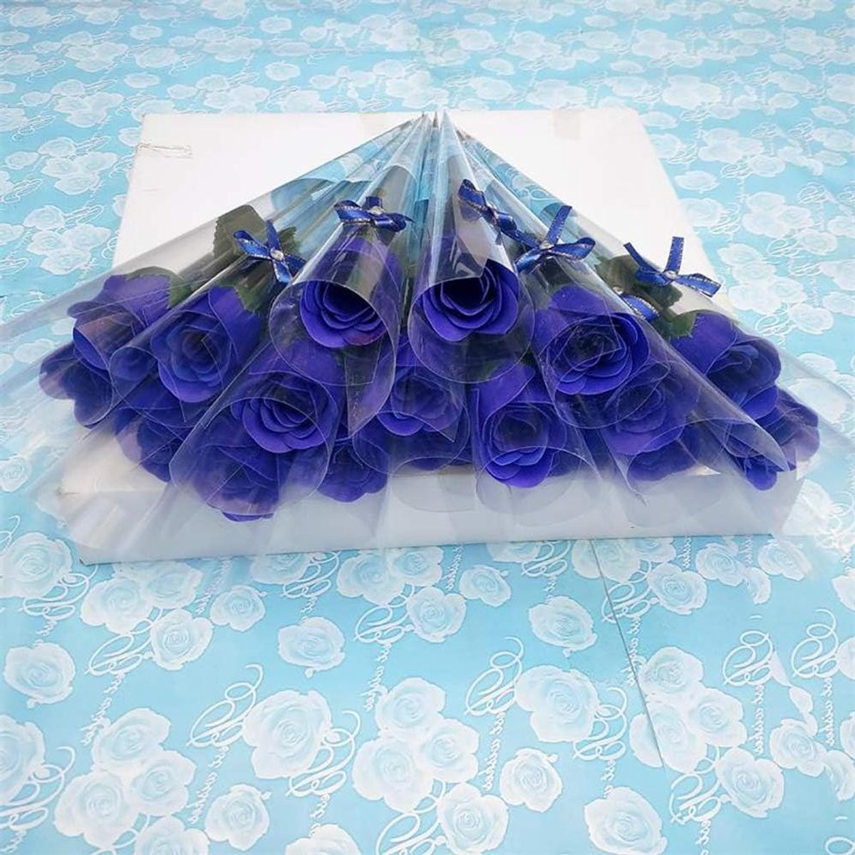 Blauw kunstmatig boeket van zeven zeeprozen voor bruiloftdecoratie, 38 cm
