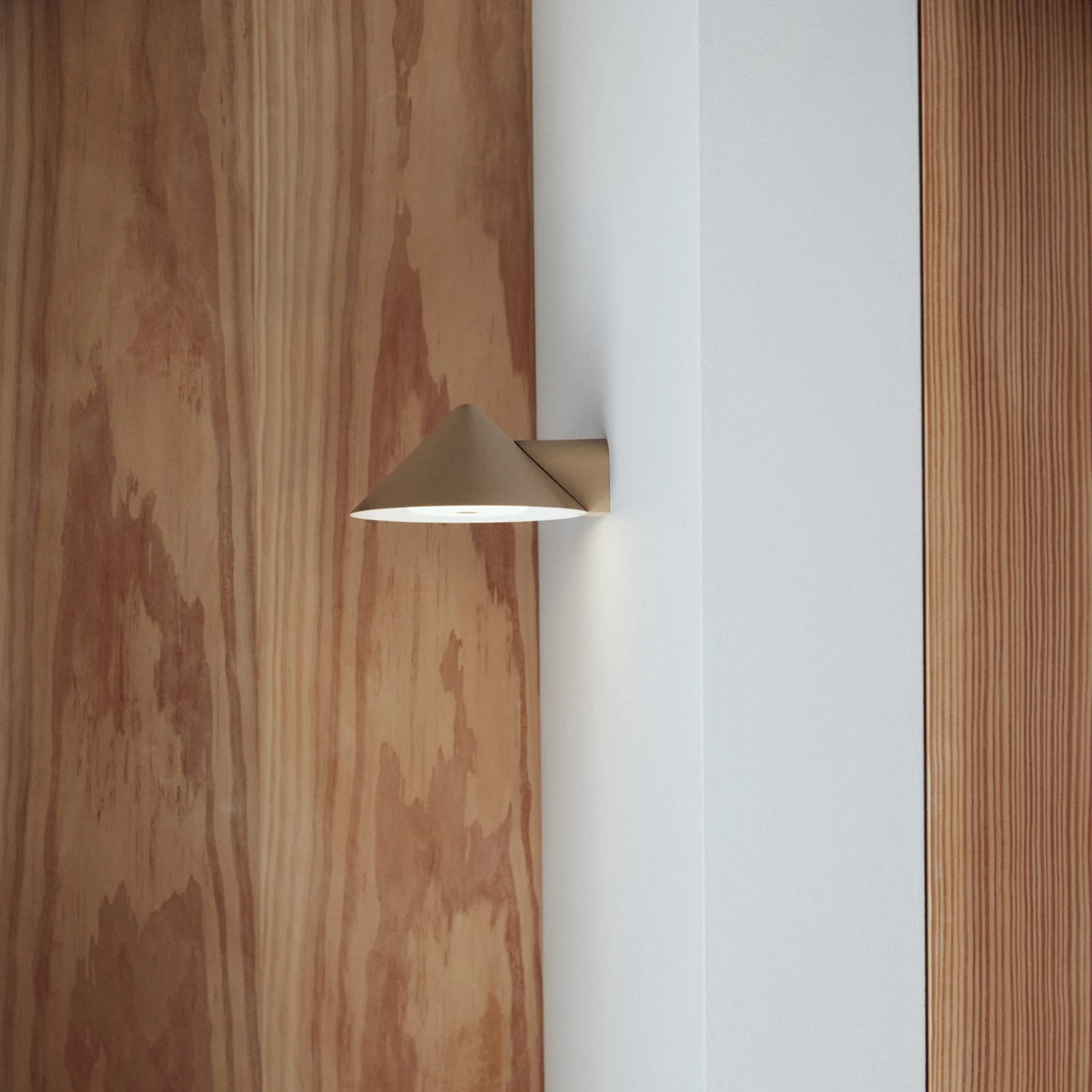 FRANDSEN Grasp LED wandlamp op accu, zandgrijs, Breedte: 15 cm