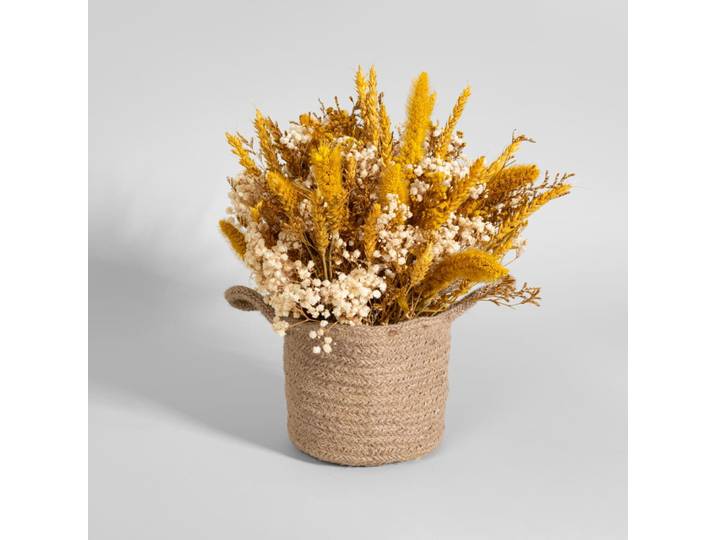 Strauß getrockneter gelber Blumen und Jutetopf