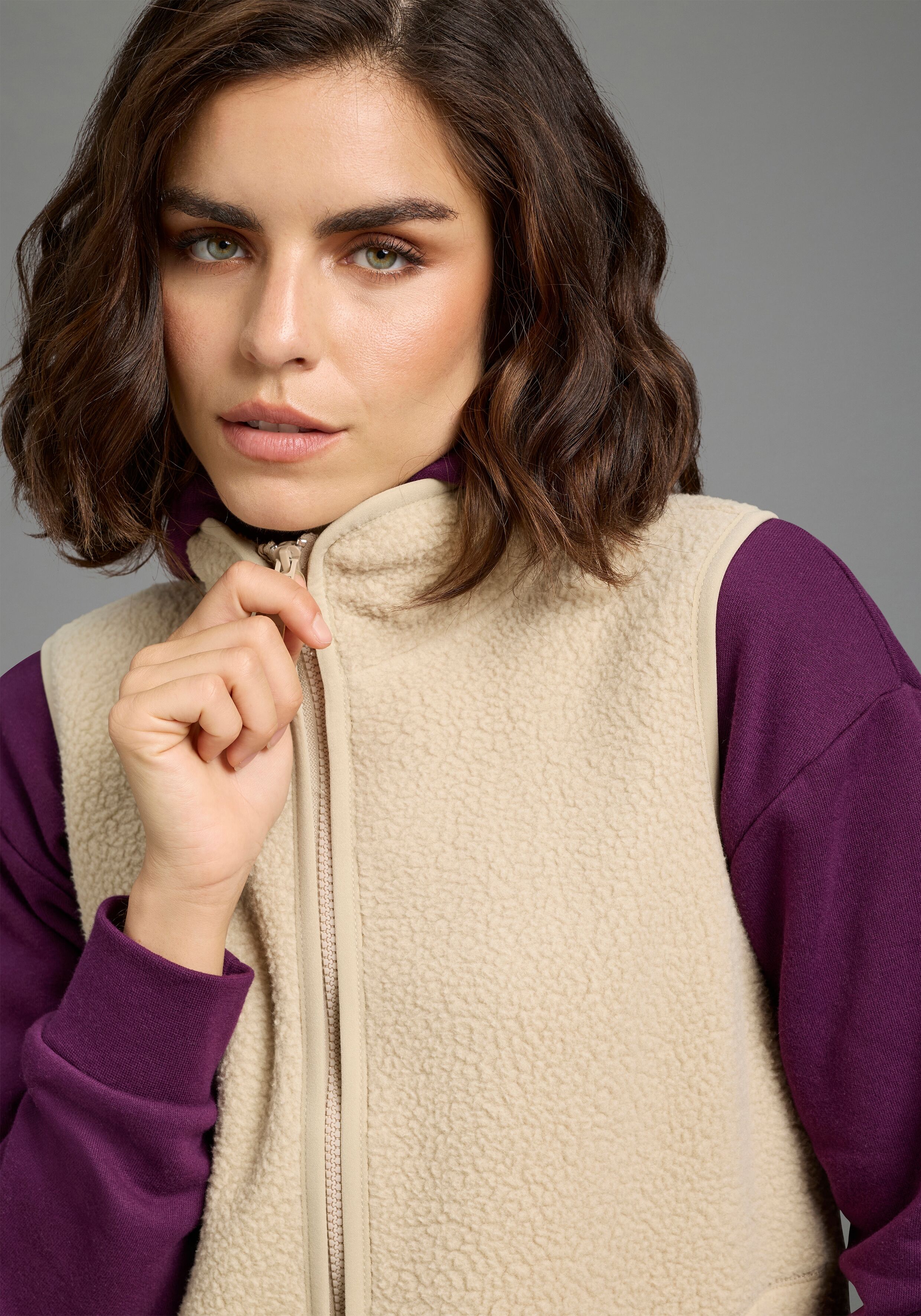Fleeceweste KANGAROOS, Damen, Gr. 40, beige (taupe), Fleece, Obermaterial: 100% Polyester, unifarben, relaxed fit hüftlang, Westen Fleeceweste, Weste aus Teddy Fleece für den Übergang taupe 40