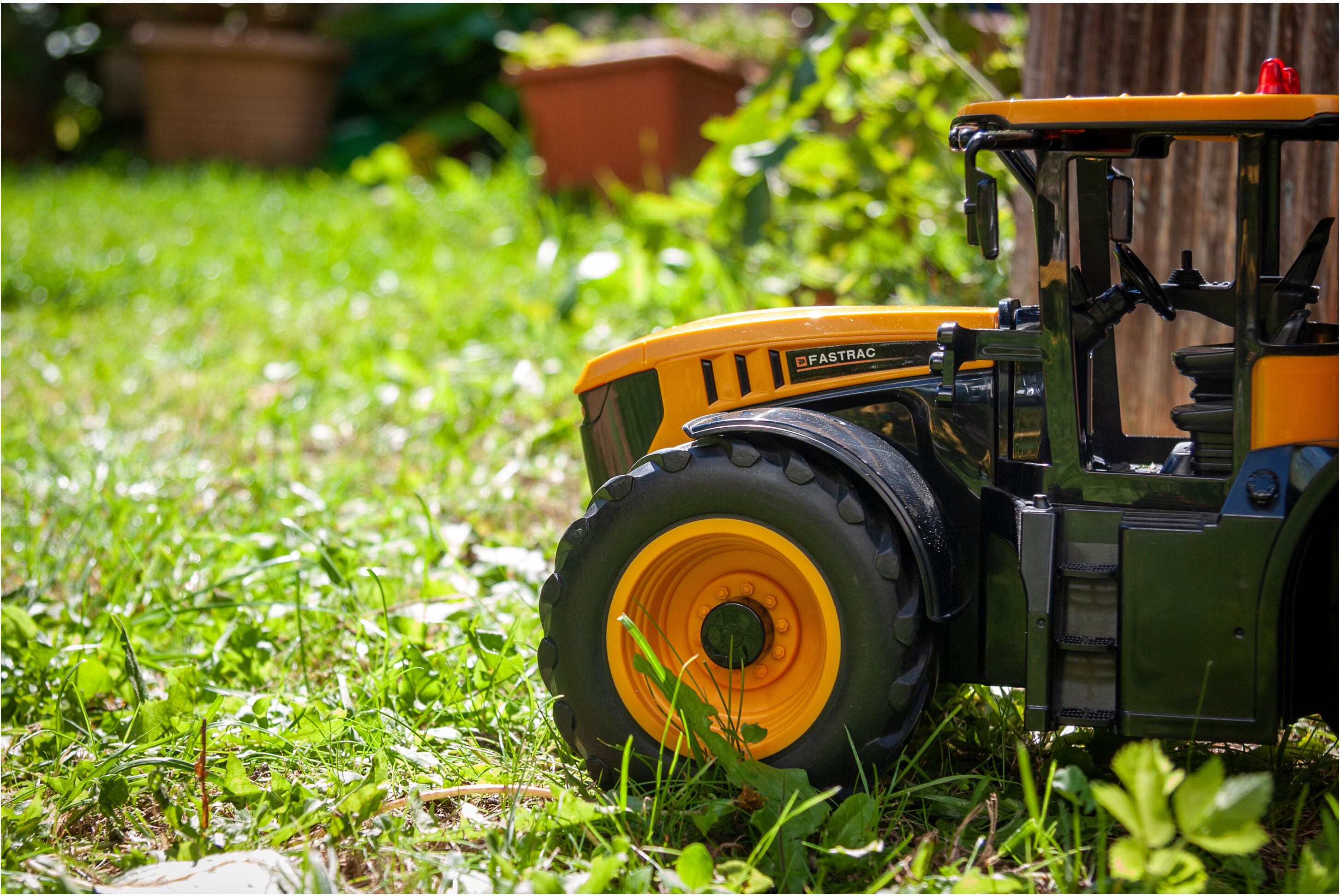 JAMARA JCB Traktor »Fastrac«, detailgetreues Design