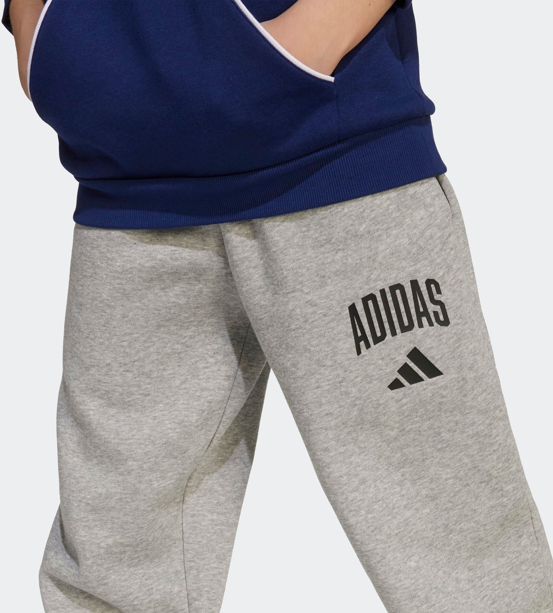 Sporthose ADIDAS SPORTSWEAR "SAISON ESSENTIALS COLLEGE TYPOGRAPHIE KINDER", Mädchen, Gr. 140, N-Gr, grau (medium grau heather, schwarz,), Obermaterial: 55% Baumwolle, 36% Polyester, 9% Viskose, Hosen Sporthose, für Kinder und Teens, sportlicher Stil, mit 