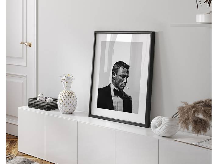 Tableau déco James Bond Smoking Cadre : hêtre massif verni Revêtement : verre acrylique Multicolore 43 x 53cm