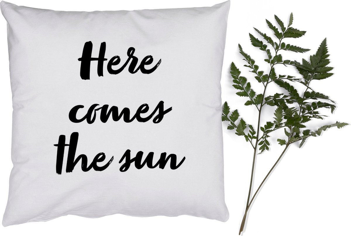 Sierkussen Here comes the sun met zon-print en quote - 50 x 50 cm