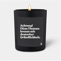 Chatty Candles, Duftkerzen, Duftkerze Schwarz Woody "Achtung! Diese Flamme brennt mit deutscher Gründlichkeit."