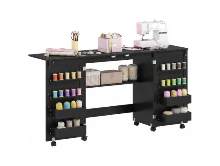 HOMCOM Table de Couture Pliante à roulettes 2 Portes Magnétiques Noir 4 Bacs\, 20 Crochets\, Étagère de Rangement\, Meuble Couture\, Meuble Machine à Coudre\, pour Salon Bureau Studio