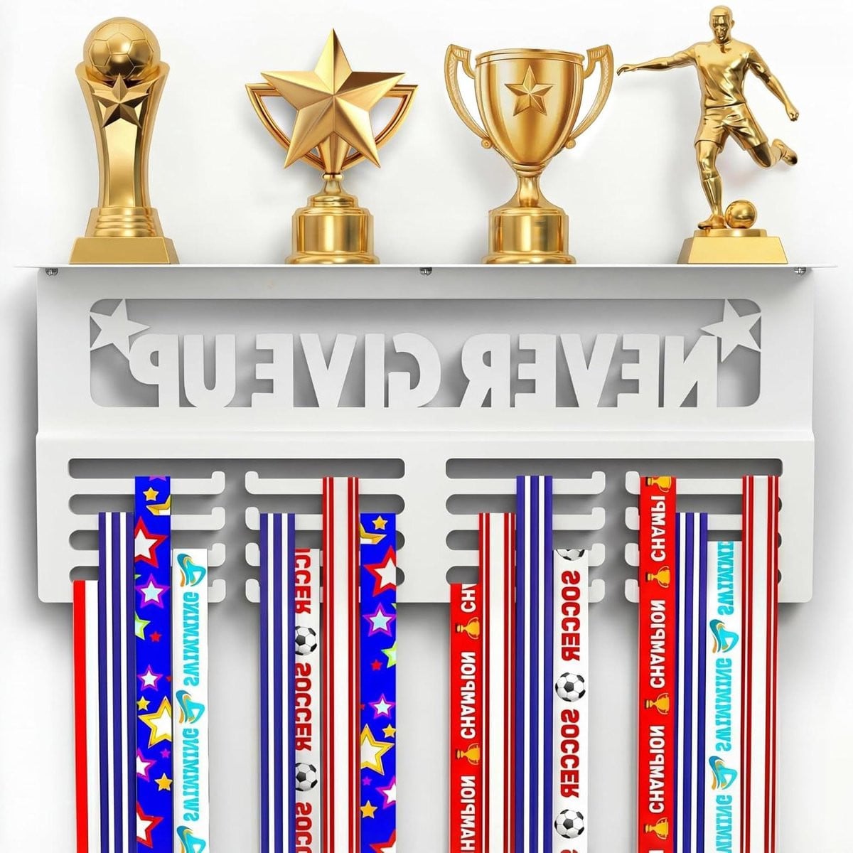 Medaillenhanger met plank - Wit - Medaillerek met Never Give Up design - Breedte: 42 cm