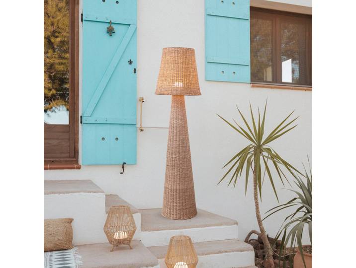 Newgarden LED- Accu-vloerlamp Lola, houtkleurig, rotan, IP54 dimbaar, hout licht, Hout, Scandinavisch